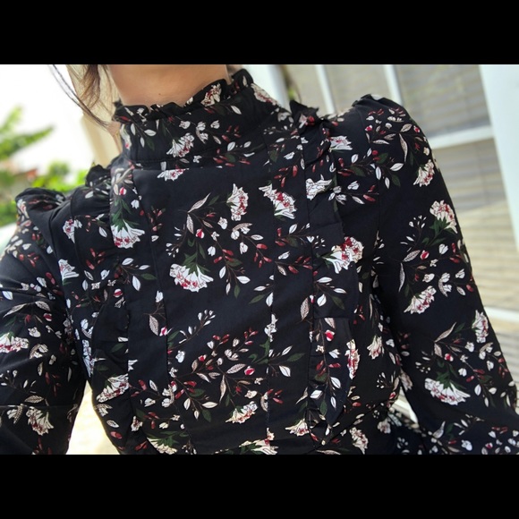 Classy short black dress with flowers - Picture 3 of 3